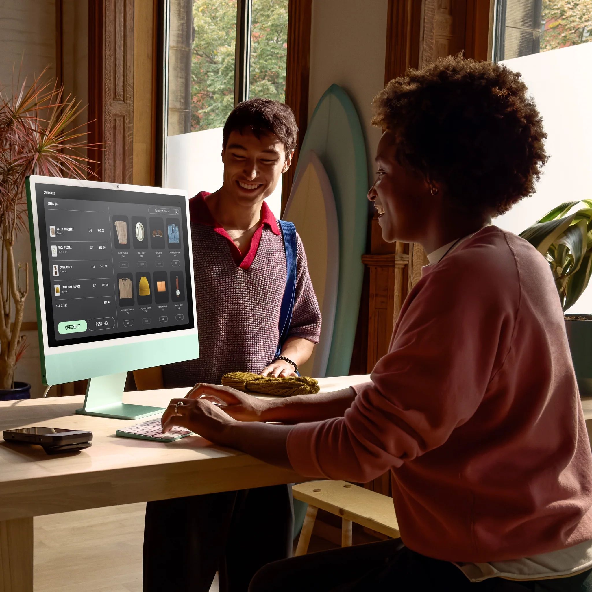 iMac de 24 inci cu display Retina 4.5K: chip Apple M4 cu CPU cu 10 nuclee și GPU cu 10 nuclee, 24GB, SSD de 512GB - Argintiu Detaliu 3