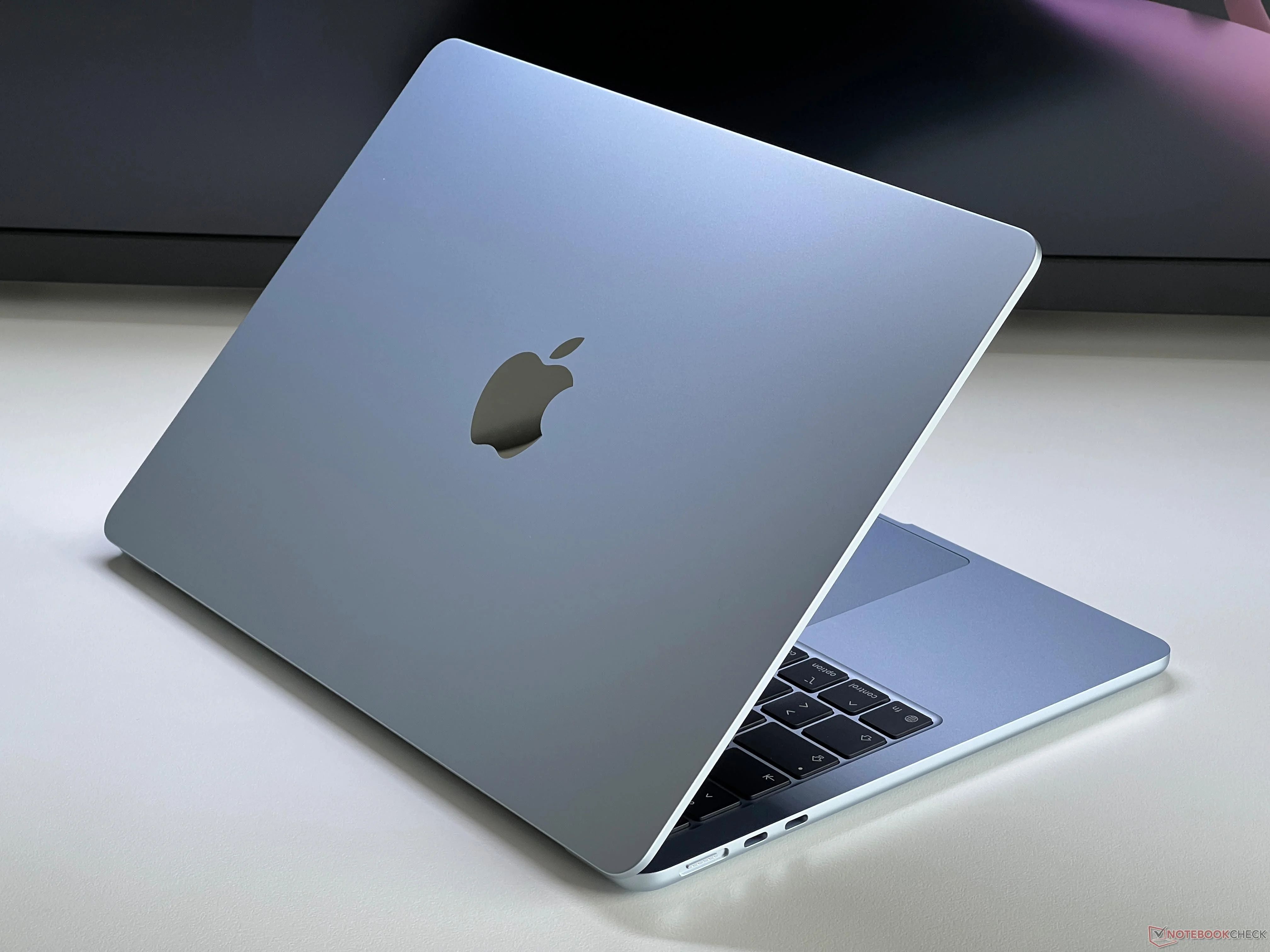 Laptop Apple MacBook Air 15 MDVA4ZE/A, 15.3 inch 2880 x 1864, Apple M5 10-core (10 C / 10 T, N/A - N/A, N/A cache, N/A), 16 GB LPDDR5X, 1 TB SSD, Apple M5 10-core integrat, Mac OS, Tastatura US, Silver Detaliu 2