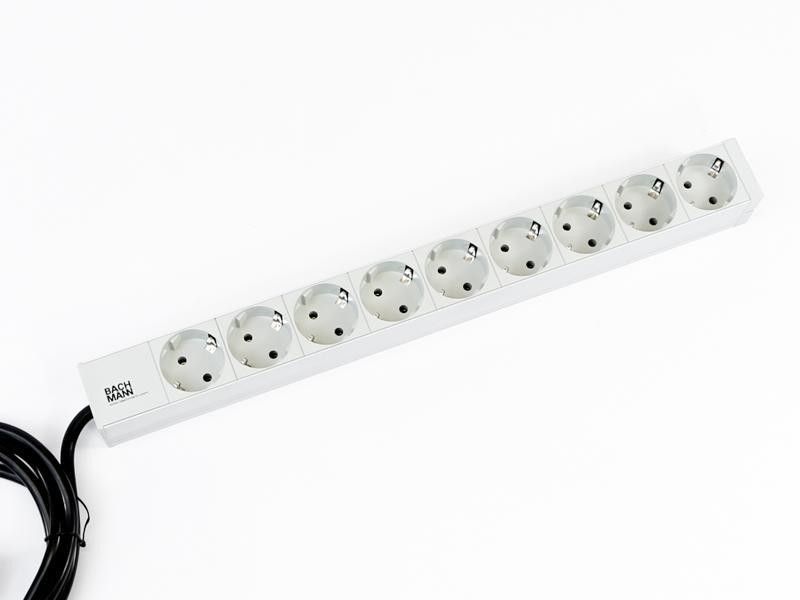 Bachmann | 333.401 | PDU | Basic | 1U 16A |  Nr iesiri 9 Schuko | Intrare Schuko cablu 2 m | Profil aluminiu | Alb