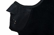 Cagula calduroasa, ce lasa pielea sa respire, perforata la gura si nas pentru a respira mai bine, culoare negru, material fleece(polar) poliester si membrana windstopper in partea din fata si frunte