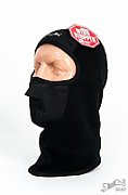 Cagula calduroasa, ce lasa pielea sa respire, perforata la gura si nas pentru a respira mai bine, culoare negru, material fleece(polar) poliester si membrana windstopper in partea din fata si frunte