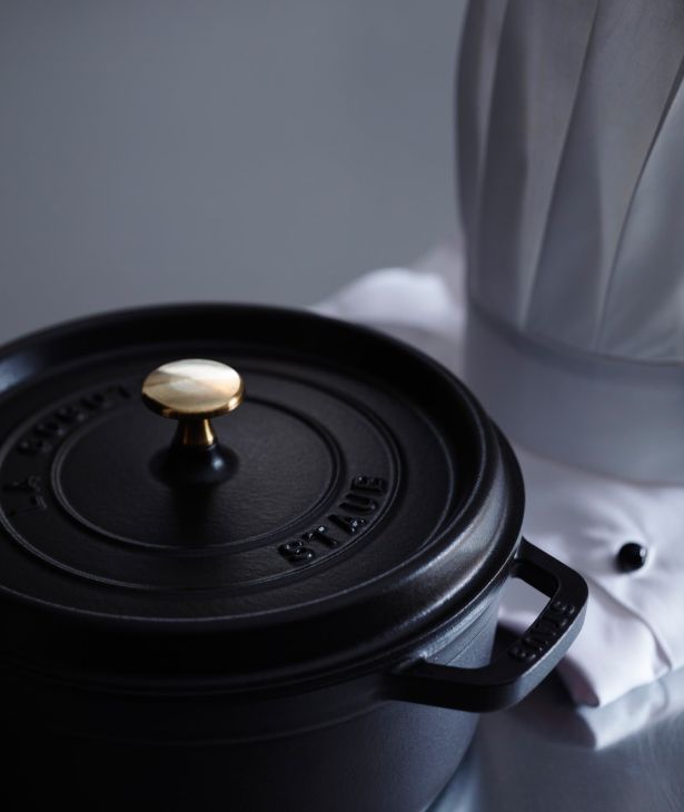 Staub Round Cast Iron Pot - Black  2.6 ltr_9