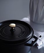 Staub Round Cast Iron Pot - Black  2.6 ltr_9