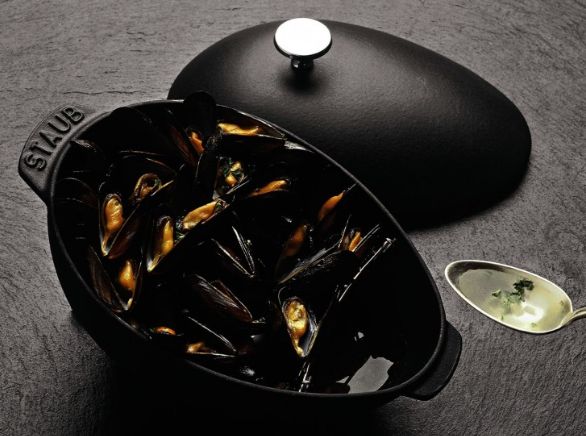 Staub Oval Cast Iron Pot - 2 ltr  Black_6