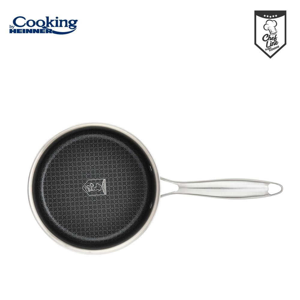 CASEROLA INOX+CAPAC 18X9CM,2L,TITANIUM3 Material: inox in 3 straturi Interior: acoperire ceramica cu model HONEY tip plasa, rezistenta la zgarieturi Exterior: inox polisat Maner din inox Baza INDUCTIE